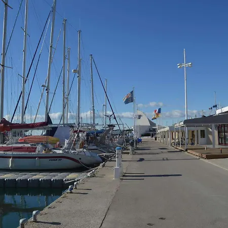 Apartamento Duplex 3 Pieces Avec Piscine, Climatisation Et Garage A Port Camargue - Fr-1-250-192 Le Grau-du-Roi